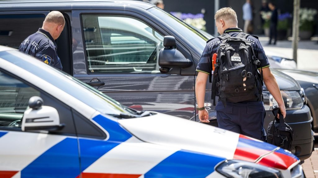 Jewel thieves brazenly rob a Dutch art fair - Vimarsana News