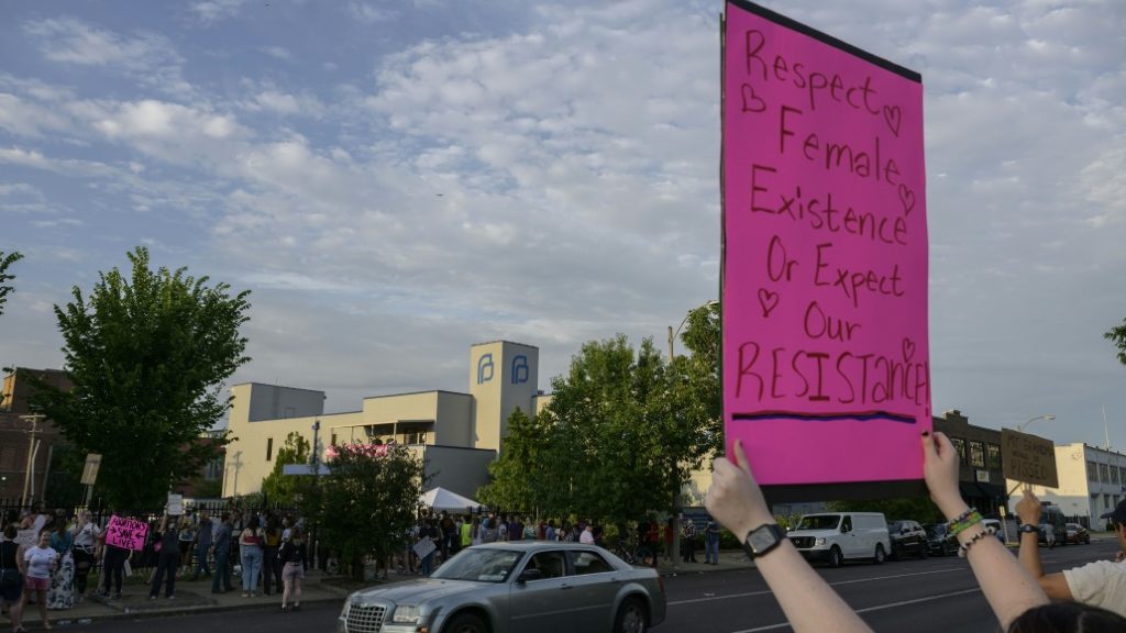 Missouri's final abortion clinic draws protesters decrying the ban - International News News - Report by AFR | Online Free Press release news distribution - Vimarsana News