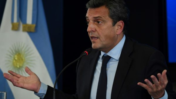 Argentinas economy minister vows to respect IMF deficit deal