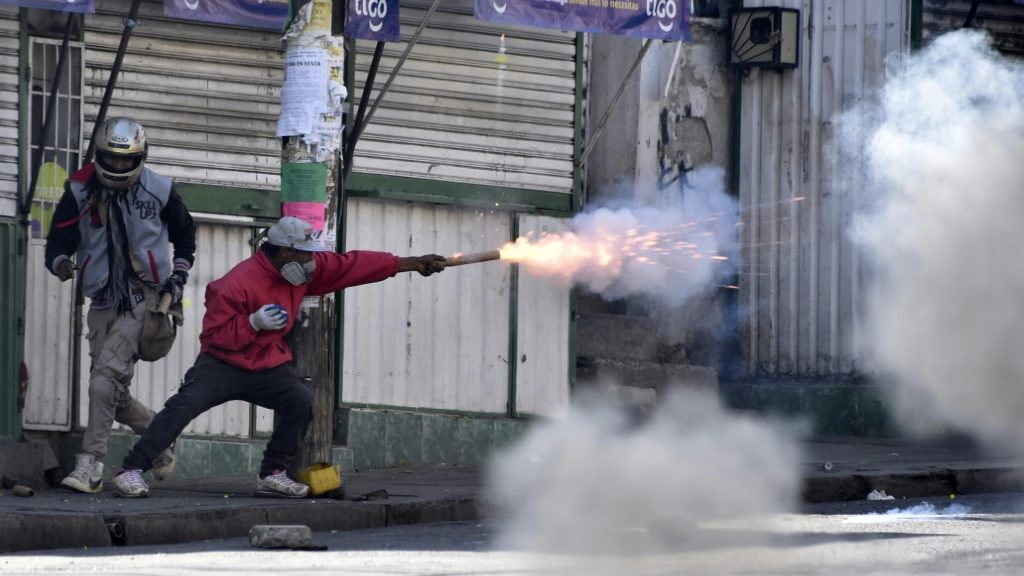 Clashes erupt between police and coca farmers in the Bolivian capital - Vimarsana News
