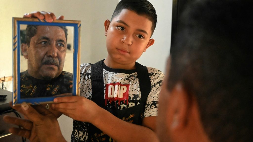 Honduran boy, 12, with barber scissors - Vimarsana News