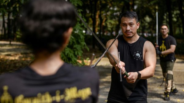 Indonesian knights keep medieval sword fighting alive Asia Pacific News