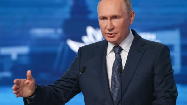 Eyeing Asia pivot Putin says impossible to isolate Russia