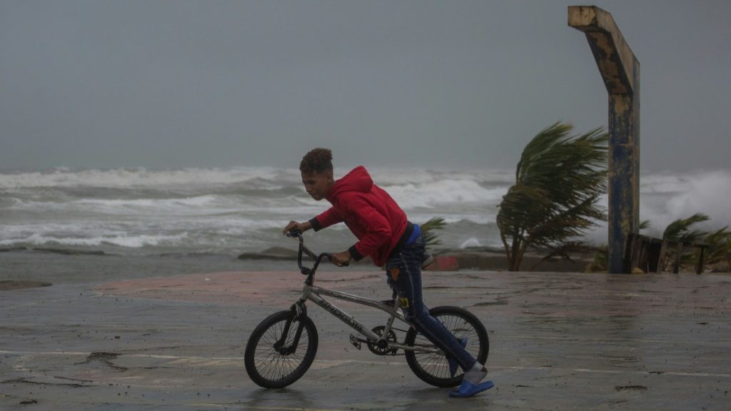Fiona, now a Category Three hurricane, reaches Turks and Caicos - Science-Environment News - Report by AFR | Online Free Press release news distribution - Vimarsana News