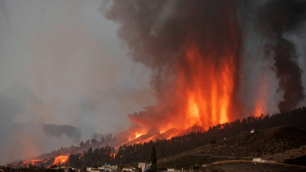 Volcano draws visitors to Spanish isle - Science-Environment News - Report by AFR | Online Free Press release news distribution - Vimarsana News