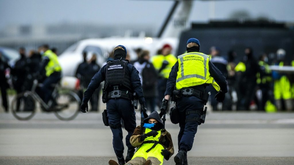 Hundreds arrested after Schiphol climate protest - Science-Environment News - Report by AFR | Online Free Press release news distribution - Vimarsana News