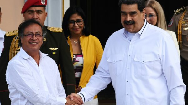 Maduro hosts Colombias Petro for very fruitful talks