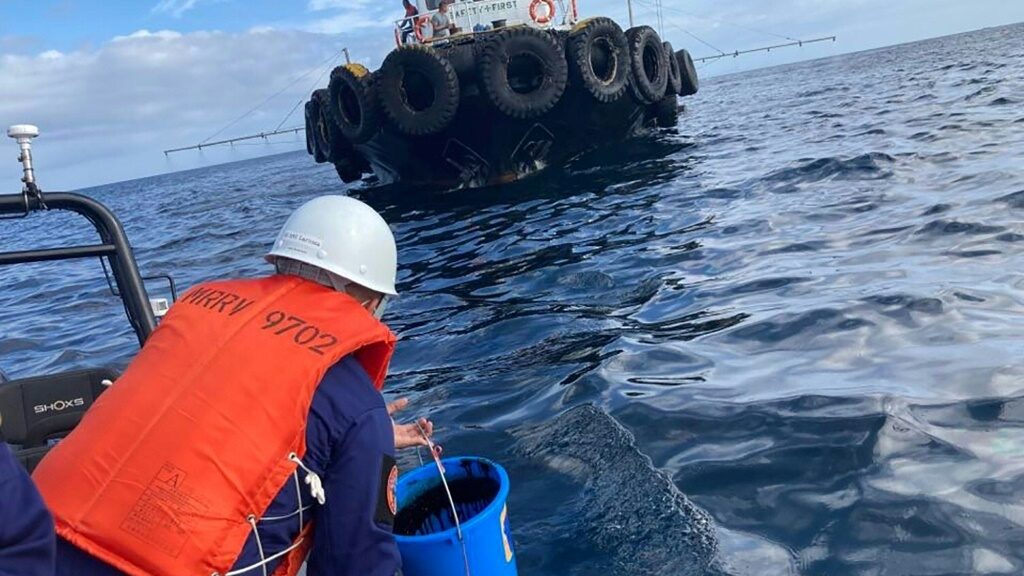 Sunken Philippine tanker leaks industrial fuel oil into sea - Science-Environment News - Report by AFR | Online Free Press release news distribution - Vimarsana News
