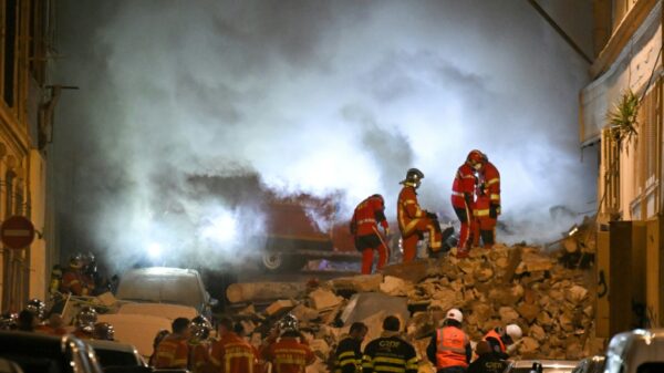 Marseille building collapse injures two fire hampers search