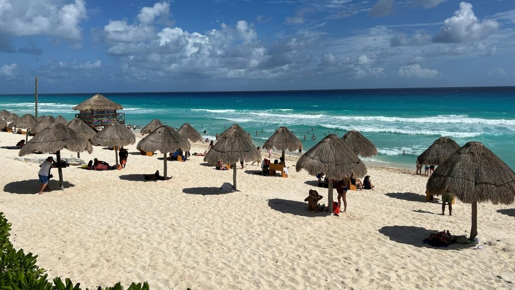 Investigation of top Mexican resort town wins reporting prize - Vimarsana News