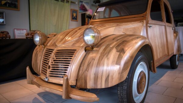 Wooden Citroen 2CV sells for 210000 euros